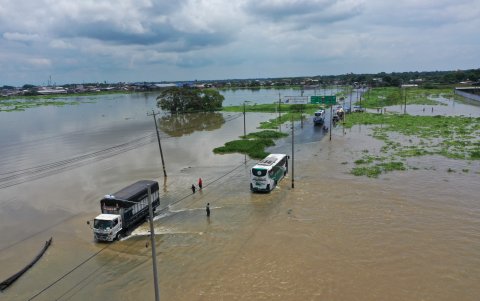 Gran parte de la carretera en el tramo Babahoyo–Jujan se encuentra cubierta de agua por las inundaciones.