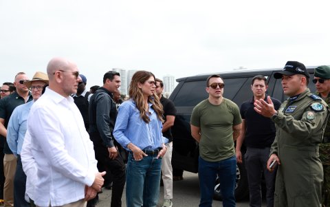 Kristi Noem, secretaria saliente del Departamento de Seguridad Nacional (DHS), estuvo en Ecuador en dos ocasiones durante la presidencia de Daniel Noboa.