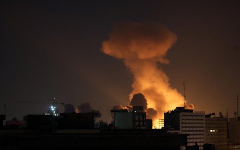 El humo se eleva después de un ataque aéreo en el centro de Teherán, Irán, el 6 de marzo de 2026.