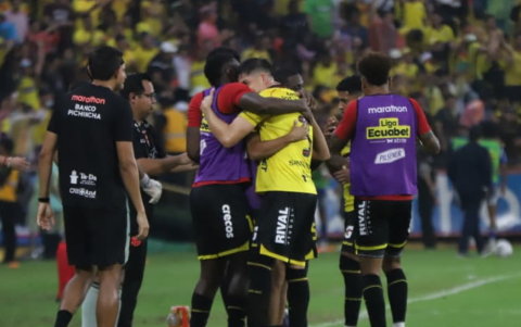 Darío Benedetto festeja con sus compañeros el gol a Emelec.