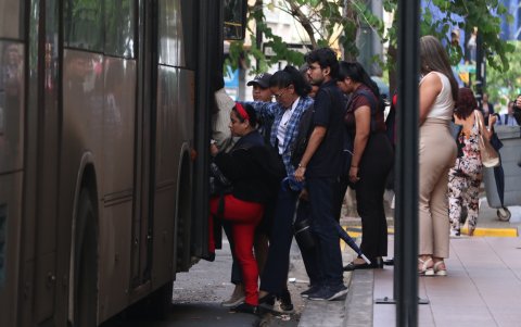 Siete de cada diez mujeres han enfrentado acoso en el transporte público, según la Agencia de Tránsito y Movilidad (ATM).