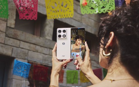 El Motorola Razr Fold utiliza fotografía computacional para ajustar automáticamente luz, color y detalle en cada imagen.