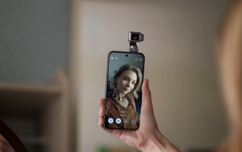 El Honor Robot Phone incorpora sensores y movimiento automático para seguir al usuario y ajustar el encuadre durante videollamadas o grabaciones.