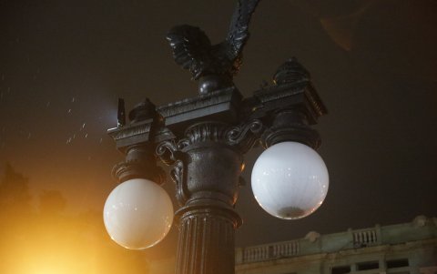 Dos luminarias están dañadas en el parque Centenario. Están ubicadas en el ingreso de las calles Lorenzo de Garaycoa y 9 de Octubre.
