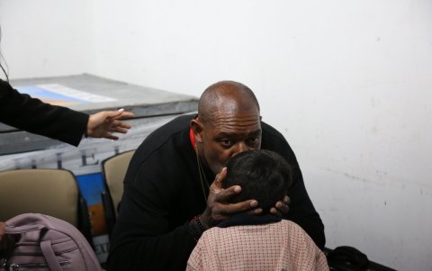 Previo al combate, el exboxeador ecuatoriano recibió la visita de su pequeño nieto, Ian González.