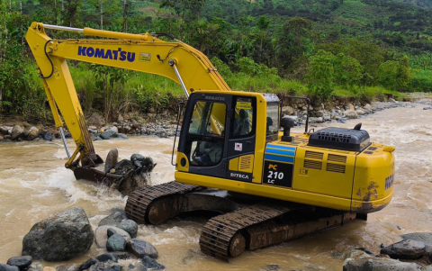 Un excavador trabaja en el cauce de un río tras el desbordamiento provocado por las intensas lluvias en Cotopaxi.