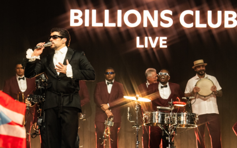 Bad Bunny junto a su banda durante la presentación de 'Baile Inolvidable'.