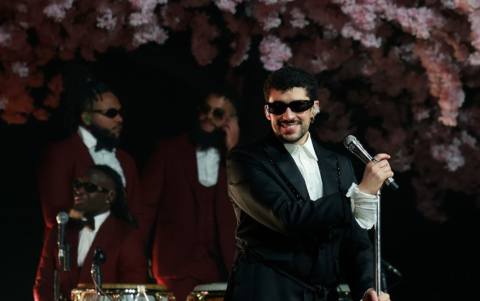 Benito rodeado de la flor tradicional de la región, los sakuras, que formaron gran parte del escenario