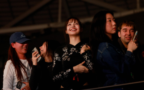 Lisa disfrutando de la presentación del puertoriqueño.