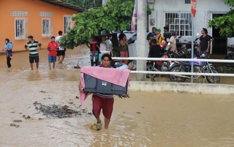 Las personas buscan salvar sus pertenencias del agua.
