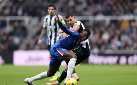 Moisés Caicedo comandará la volante de Chelsea.