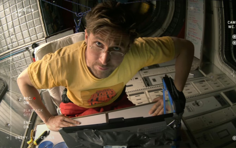 Ryan Gosing encarna al maestro de ciencias en una secundaria Ryland Grace quien debe enfrentarse inesperadamente a la inmensidad del espacio.