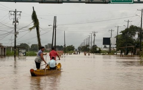 En la vía Babahoyo-San Juan, los vecinos se movilizaron en canoas la semana anterior, al menos hasta el 15 de marzo.