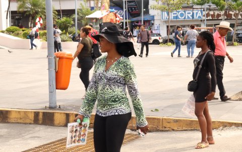 Migrantes caminan en la plaza en el municipio de Tapachula, en el estado de Chiapas (México).