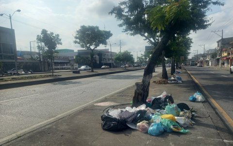La avenida Antonio Parra Velasco, en el norte de Guayaquil, amaneció con montículos de basura este jueves 19 de marzo.