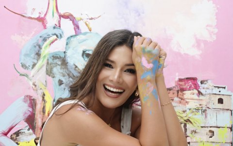 Entre acrílicos y espátula pinta obras que pueden llegar a medir tres metros.