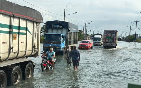 La carretera E-25 Babahoyo - Jujan ha disminuido considerablemente este 20 de marzo. Aún así, es evidente aún que prevalece el agua acumulada.