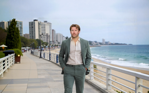 Para la IA los tonos claros y texturas ligeras deben formar parte de los looks del alcalde.