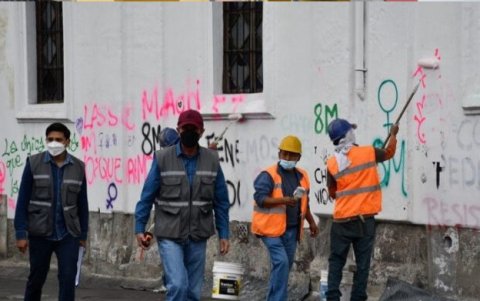 Personal municipal realizó la limpieza de fachadas tras la marcha del 8M en el Centro Histórico de Quito.