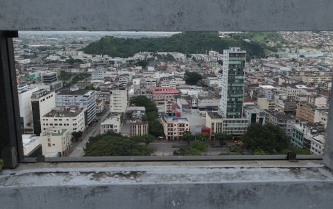 Desde la terraza del edificio El Fórum, a 28 pisos de altura, se observa a toda Guayaquil.