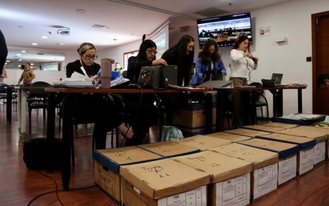 Ramiro García, abogado del alcalde de Guayaquil, Aquiles Álvarez, denunció que los problemas de conexión desde la cárcel del Encuentro persistían antes de reanudar la audiencia de juicio.