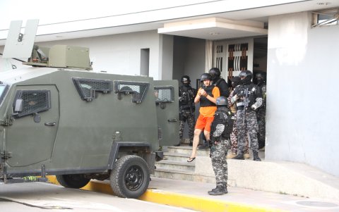 El alcalde de Guayaquil, Aquiles Álvarez, cuando salía de la dilgencia en el cantón La Libertad