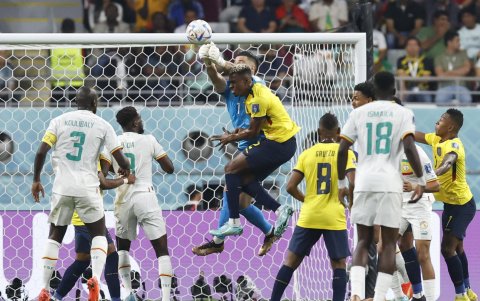 GR2041. DOHA (CATAR), 29/11/2022.-Hernán Galíndez, arquero de Ecuador, rechaza un embate sobre la portería tricolor