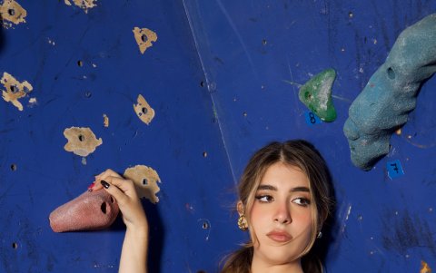 Uno de sus sueños es actuar en una obra de teatro.