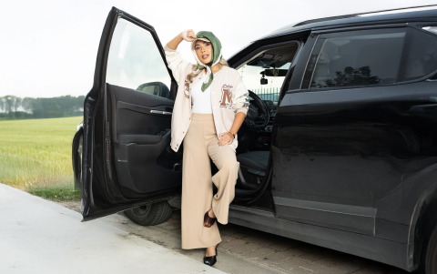 Opción ideal para una salida casual en la que desea elevar su look con un pañuelo sobre la gorra.