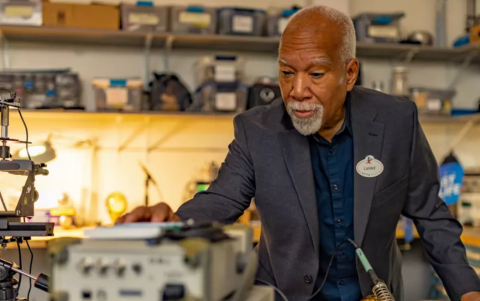 Lanny Smoot se unió a Disney a finales de los 90s y actualmente cuenta con 106 patentes.