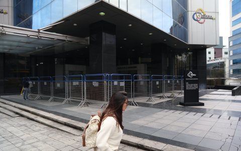 El acceso al Consejo de la Judicatura se restringió este miércoles. Había vallas metálicas en el ingreso al edificio de la entidad en Quito.