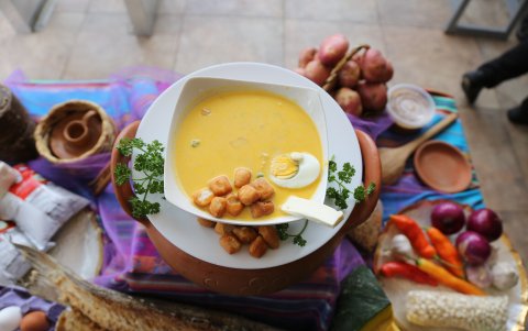 En el Mercado Santa Clara de Quito, la fanesca tradicional se prepara con recetas heredadas por generaciones.