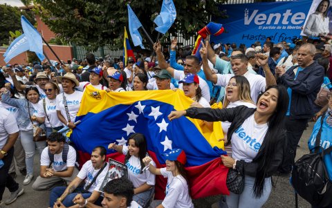Simpatizantes del partido Vente Venezuela se aglomeraron para celebrar la reapertura de su sede en Caracas