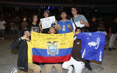 El club de fans de Milo J estuvo presente en los tres shows del cantante.
