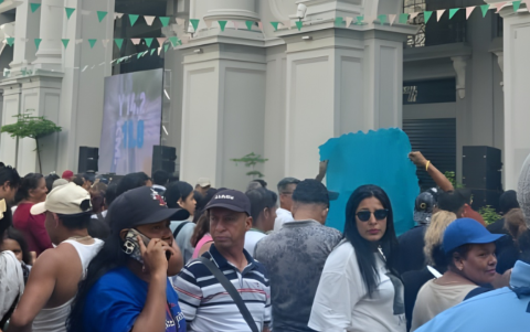 Simpatizantes se reunieron en el Municipio de Guayaquil.