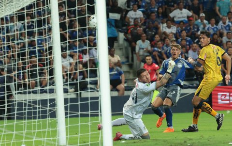 Luca Klimowicz (i) prometió que Emelec derrotará a Barcelona en el Clásico del Astillero.