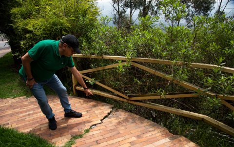 Vecinos de Monteserrín alertan que nueva construcción desestabiliza el talud y ya provoca daños visibles.