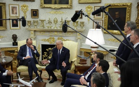 El presidente de Estados Unidos, Donald Trump, habla durante una reunión bilateral con el canciller alemán Friedrich Merz en la Oficina Oval de la Casa Blanca, en Washington, el 3 de marzo de 2026.