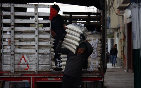 Los estibadores. Las limitaciones para el transporte de arroz y banano han perjudicado los pocos ingresos de este sector.