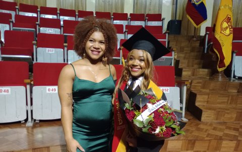 Graduación. Jessica, junto a su hermana Angie, embarazada de 8 meses, posó como nueva bachiller técnico en deportes de la república.
