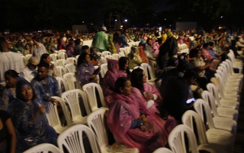 El público de Melendi soportó la lluvia que cayó la noche del 4 de marzo.