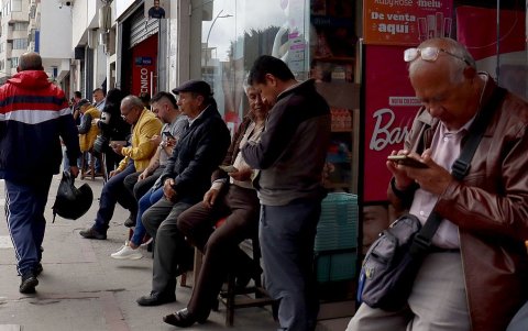 Cambistas esperan clientes en una calle comercial de Ipiales, en la frontera con Ecuador.