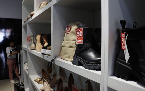 Locales comerciales ofrecen descuentos de hasta el 50% en productos como calzado y accesorios en tiendas de Ipiales