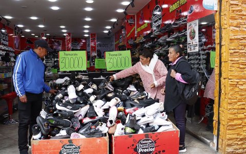 Clientes observan promociones de calzado en un local comercial de Ipiales.