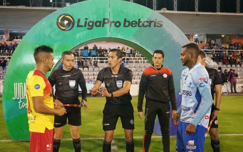 Alex Cajas (c), árbitro ecuatoriano de 33 años.