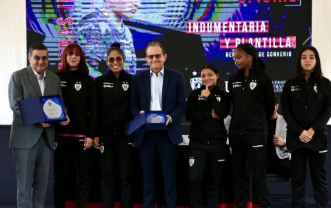 Varios directivos recibieron homenajes por su apoyo a Dragonas IDV y al fútbol femenino ecuatoriano