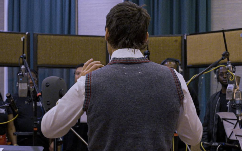 Styles dirigiendo al House Gospel Choir, como músicos acompañates.