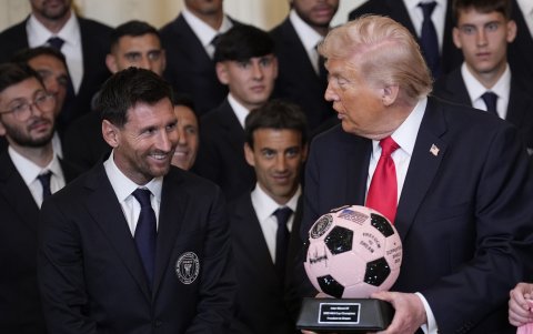 Donald Trump conversa con Lionel Messi mientras sostiene el balón conmemorativo del Inter Miami en la Casa Blanca.
