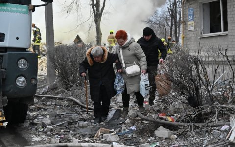 Los residentes abandonan la zona después de que un edificio residencial de cinco pisos fuera alcanzado por un misil balístico en Járkov, este sábado 7 de marzo de 2026.
