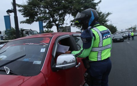 Presencia de agentes de tránsito en las calles de Guayaquil, en un escenario de revisión del accionar operativo de la institución.